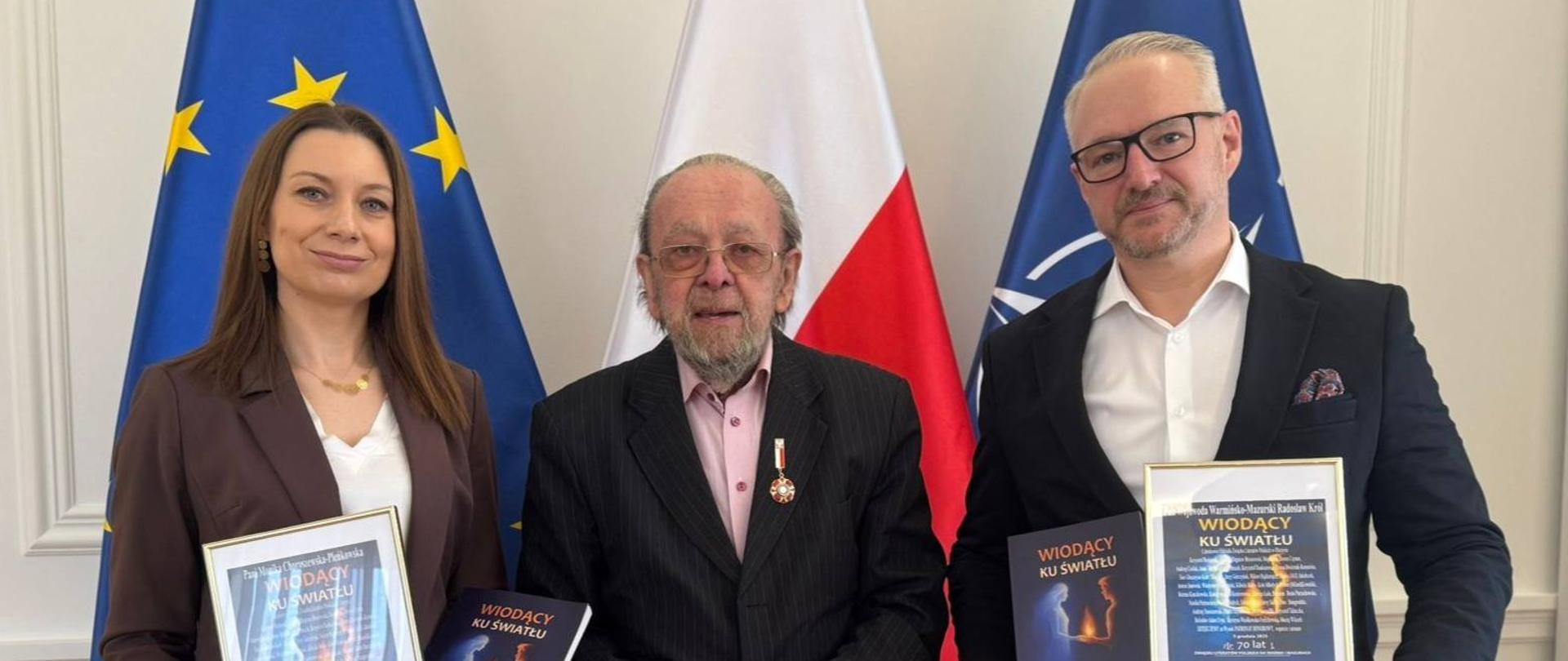 Spotkanie z Andrzejem Cieślakiem: wojewoda Radosław Król, dyrektor generalna WMUW Monika Choroszewska-Pleńkowska, prezesem olsztyńskiego Oddziału Związku Literatów Polskich Andrzej Cieślak