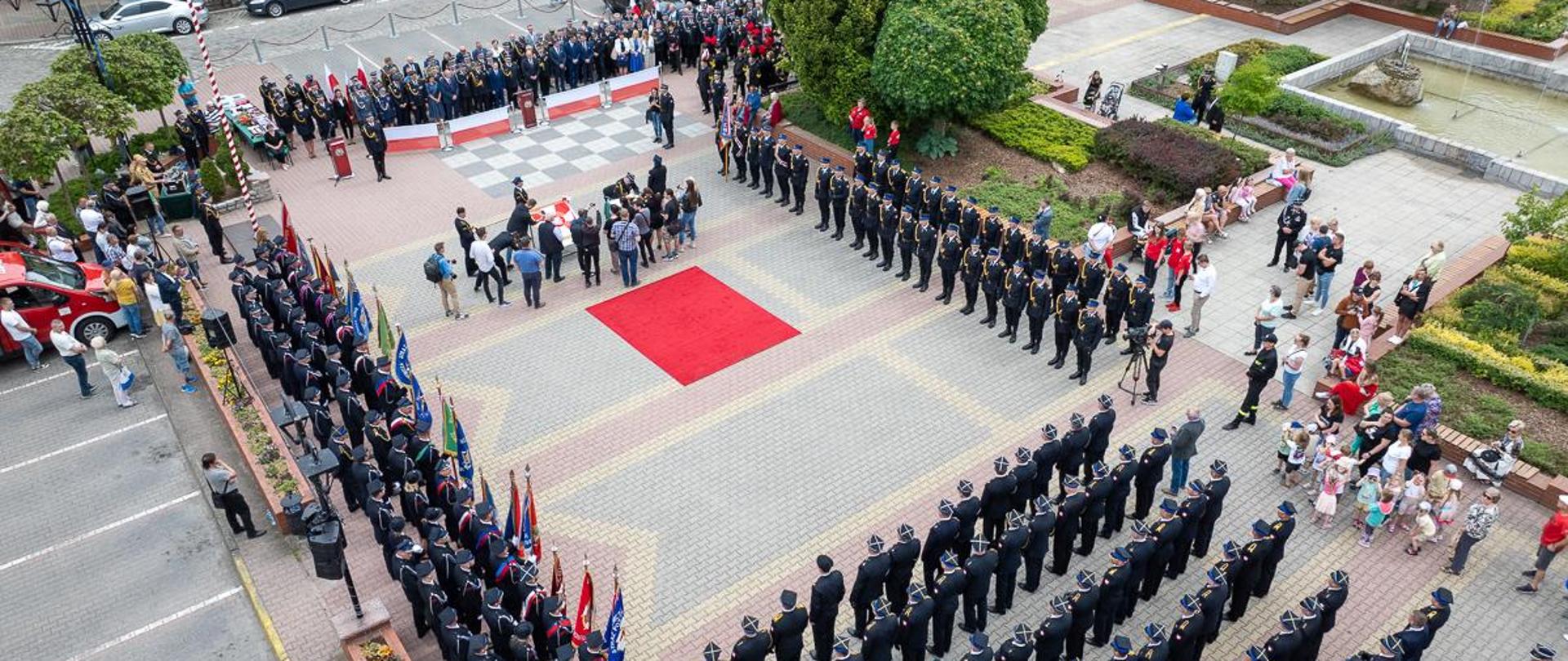 Zdjęcie uczestników uroczystości i zaproszonych gości wykonane przy pomocy bezzałogowego statku powietrznego.