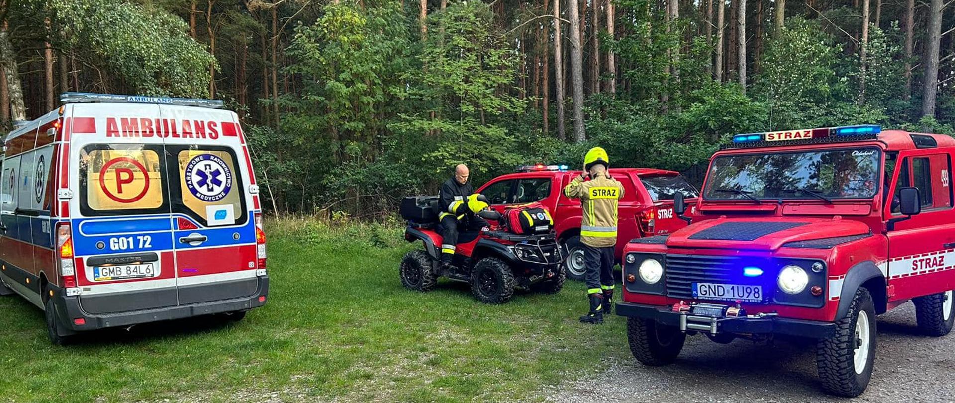 Samochody strażackie, quad i karetka pogotowia w trakcie działań.
