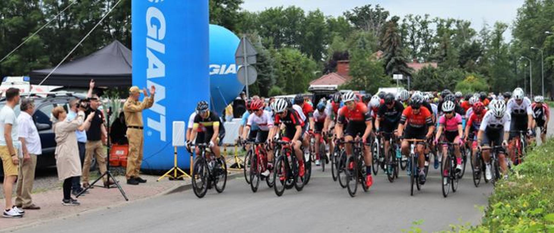 Grupa kolarzy startuje do wyścigu