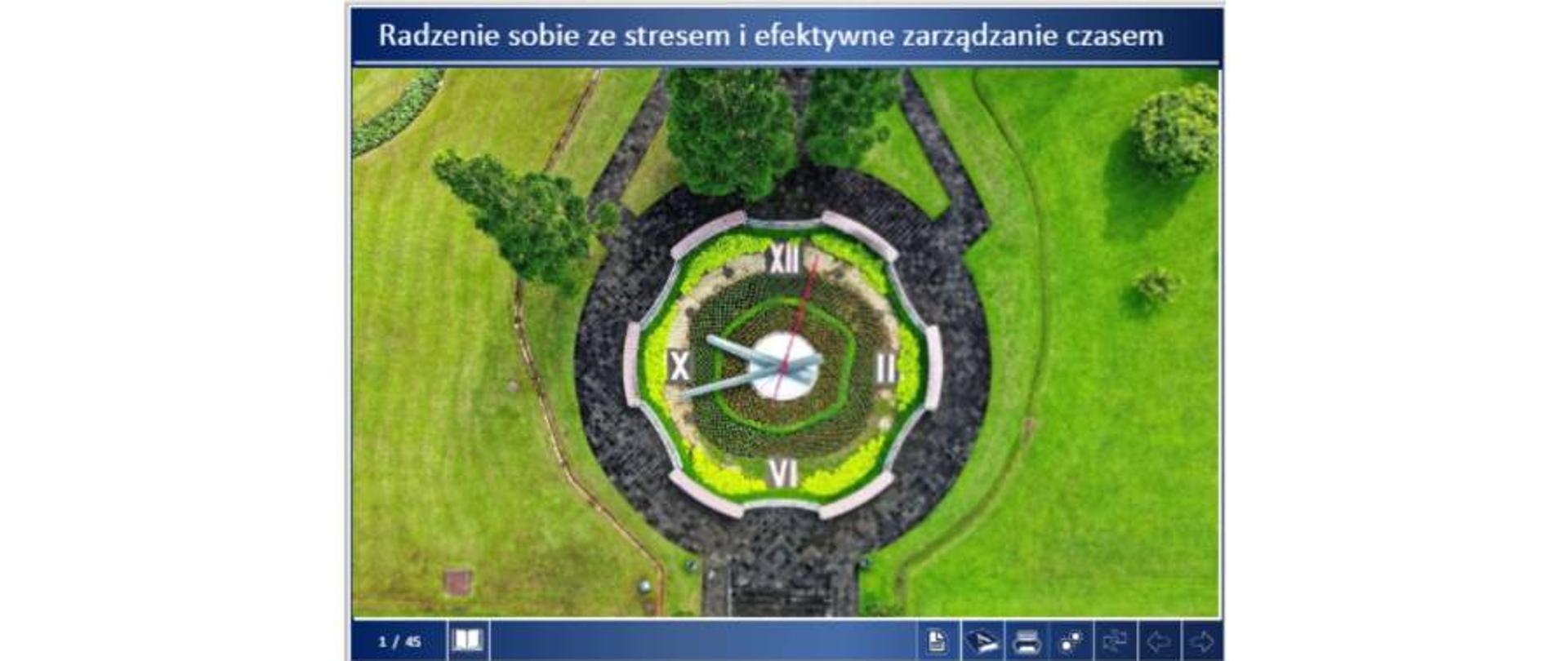 Pierwszy slajd szkolenia. Na górze jego tytuł. Na środku widok z góry na zegar, który jest elementem miejskiej zieleni.