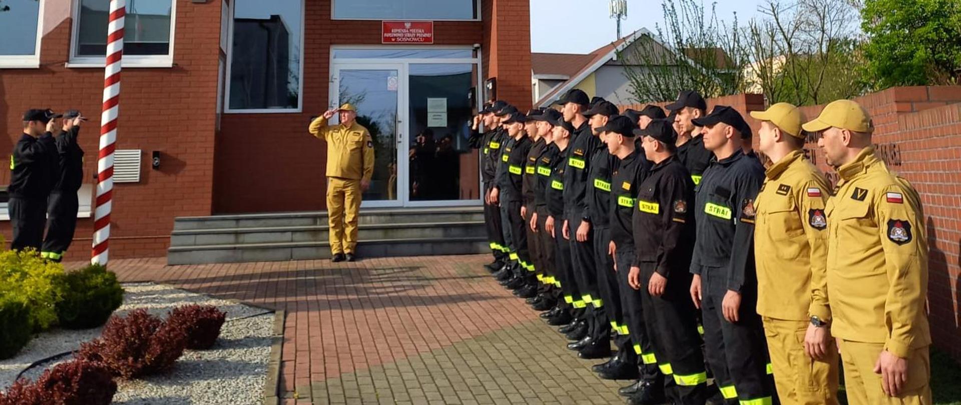 Poranna zmiana służby w siedzibie jednostki ratowniczo-gaśniczej Komendy Miejskiej Państwowej Straży Pożarnej w Sosnowcu podczas uroczystego podniesienia flagi państwowej.
