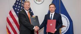 Przewodniczący Komisji Dozoru Jądrowego Stanów Zjednoczonych Ameryki (US NRC) Christopher Hanson i Prezes Państwowej Agencji Atomistyki Andrzej Głowacki wymieniają uściski dłoni po podpisaniu porozumienia o współpracy