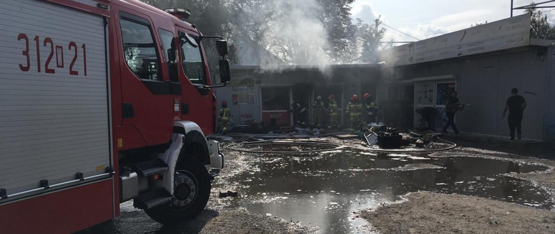Zdjęcie przedstawia na pierwszym planie samochód strażacki z JRG 12.