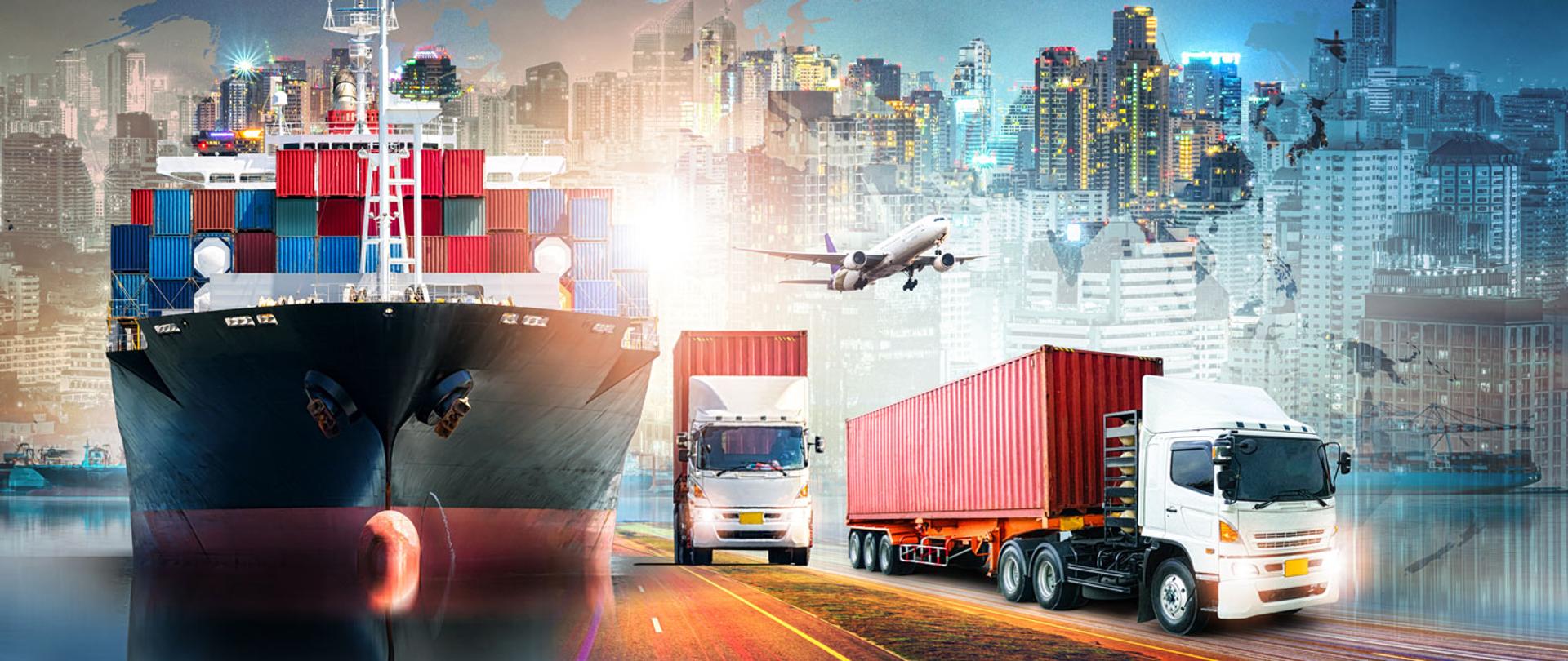 Na pierwszym planie widać kontenerowiec wraz z dwoma tirami. W tle widać panoramę miasta.