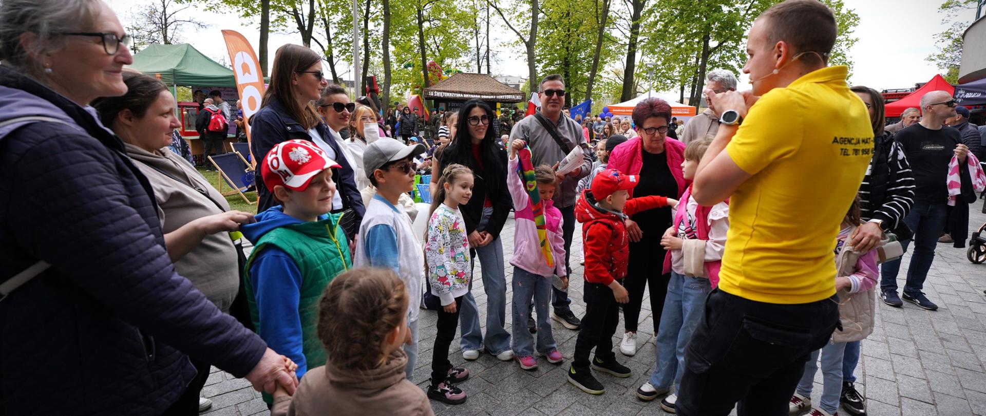 Rodzinny piknik przed urzędem