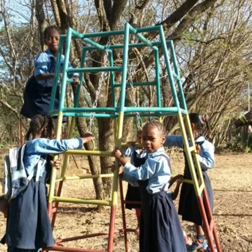 Dzieci na placu zabaw przy przedszkolu w Alemtenie, Etiopia