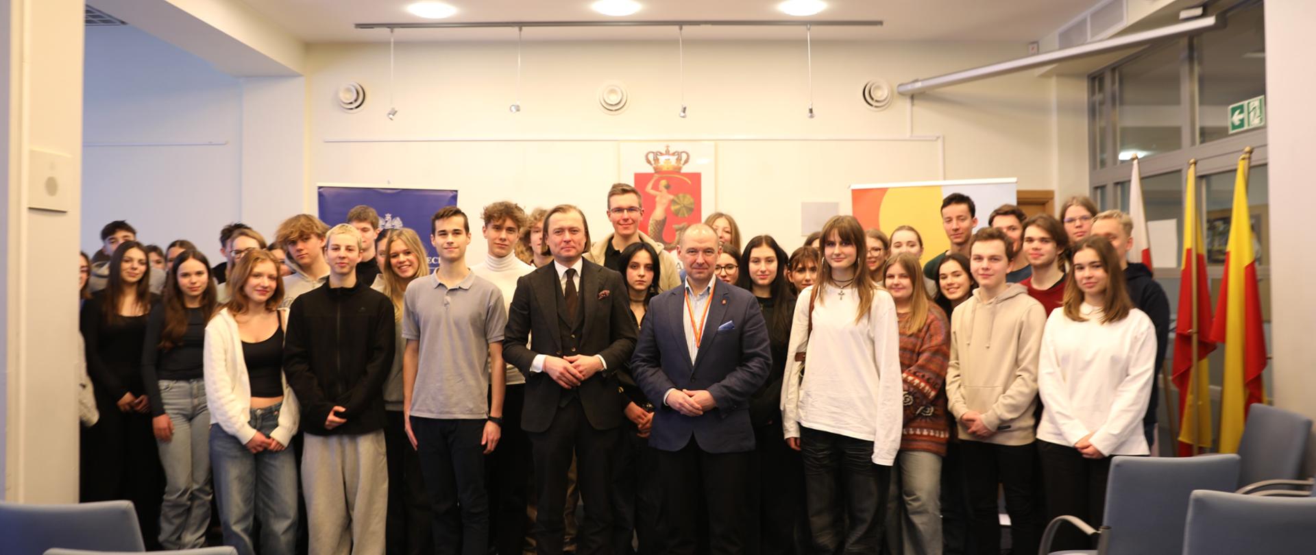 Na zdjęciu grupa kobiet i mężczyzn w różnym wieku pozuje do zdjęcia. 