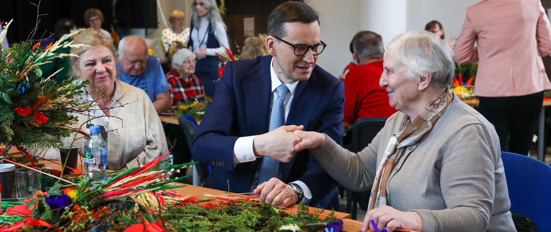 Premier Mateusz Morawiecki z wizytą w Dziennym Domu Seniora "Senior-WIGOR" w Woli Karczewskiej 