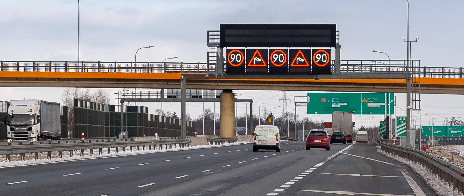 Znaki zmiennej treści na obwodnicy Lublina w ciagu S12 ostrzegają przed silnym wiatrem i wprowadzają ograniczenie prędkości do 90 km/h