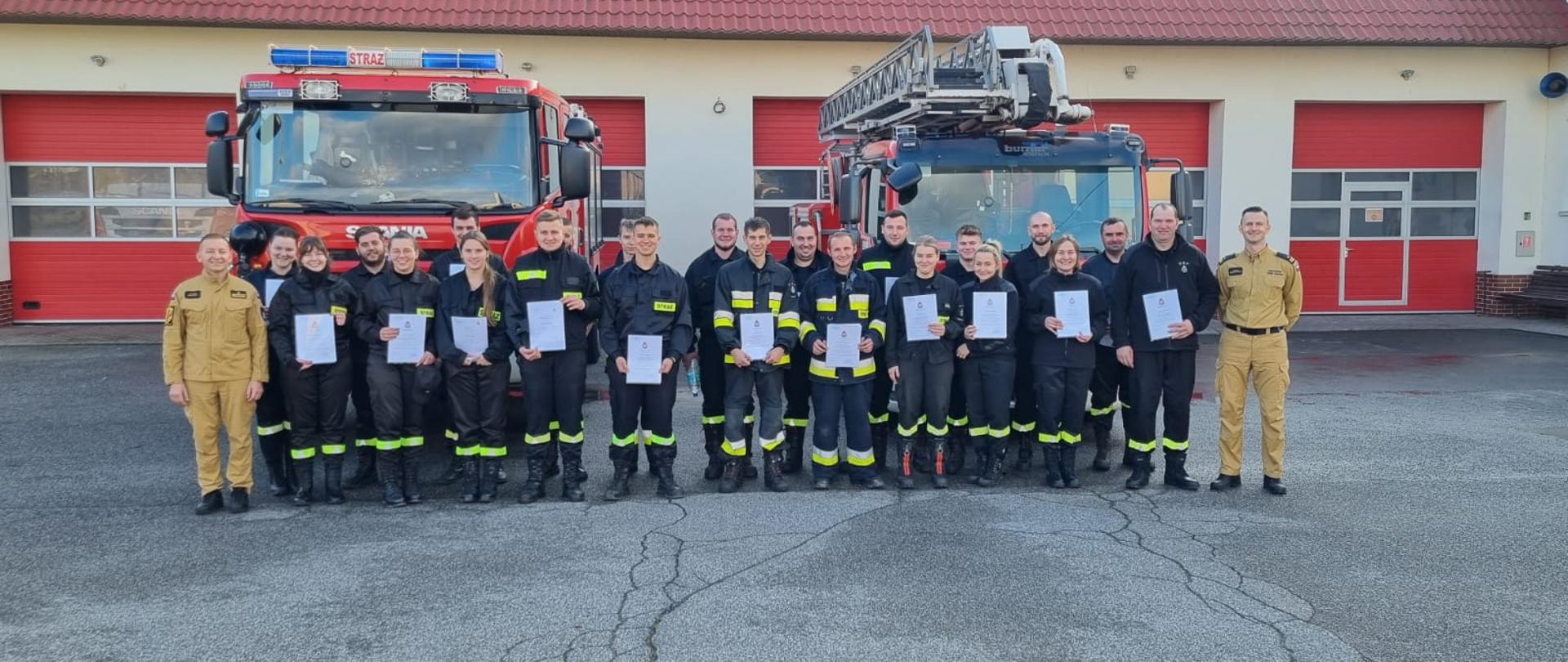 Zdjęcia przedstawia strażaków OSP podczas zakończenia szkolenia podstawowego.