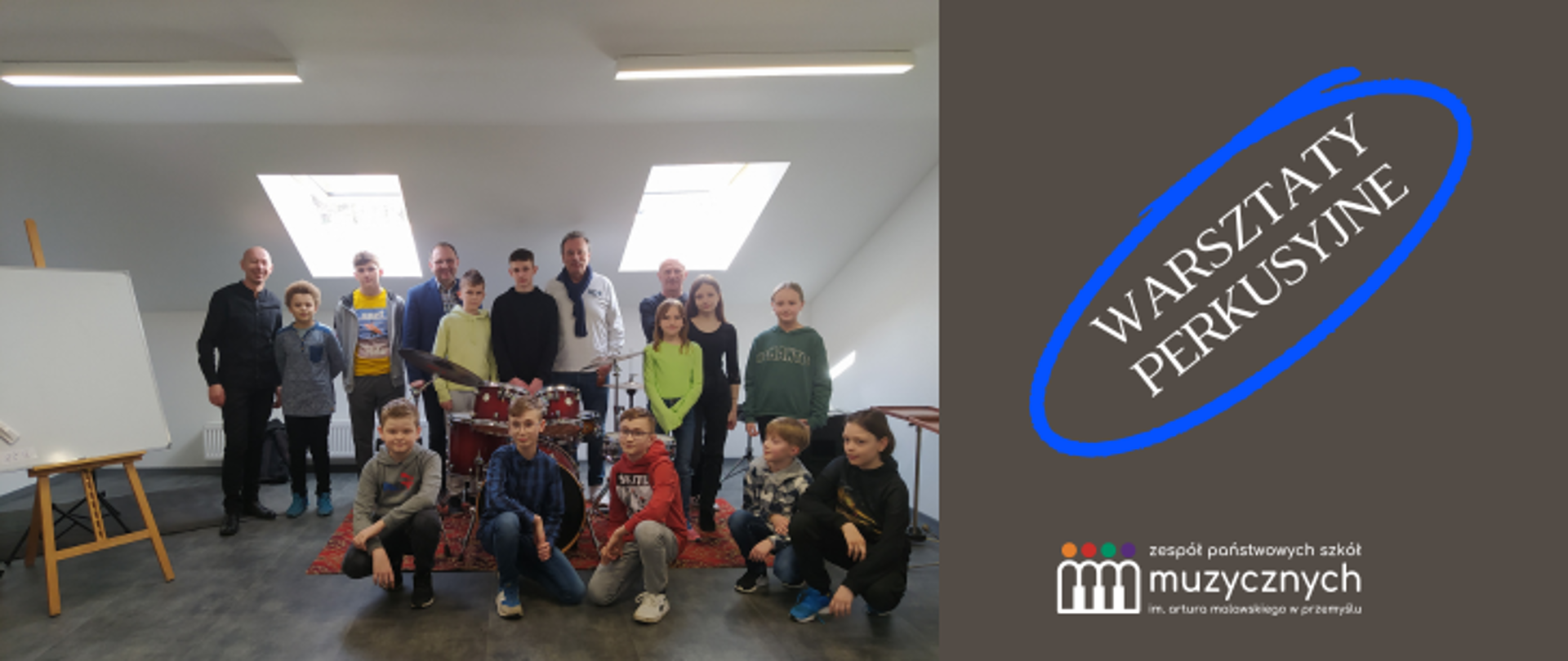 afisz relacji z warsztatów perkusyjnych prowadzonych przez prof. dr hab. Piotra Biskupskiego. na zdjęciu uczestnicy warsztatów wraz z prowadzącym. po prawej stronie napisz warsztaty perkusyjne, pod napisem logo szkoły