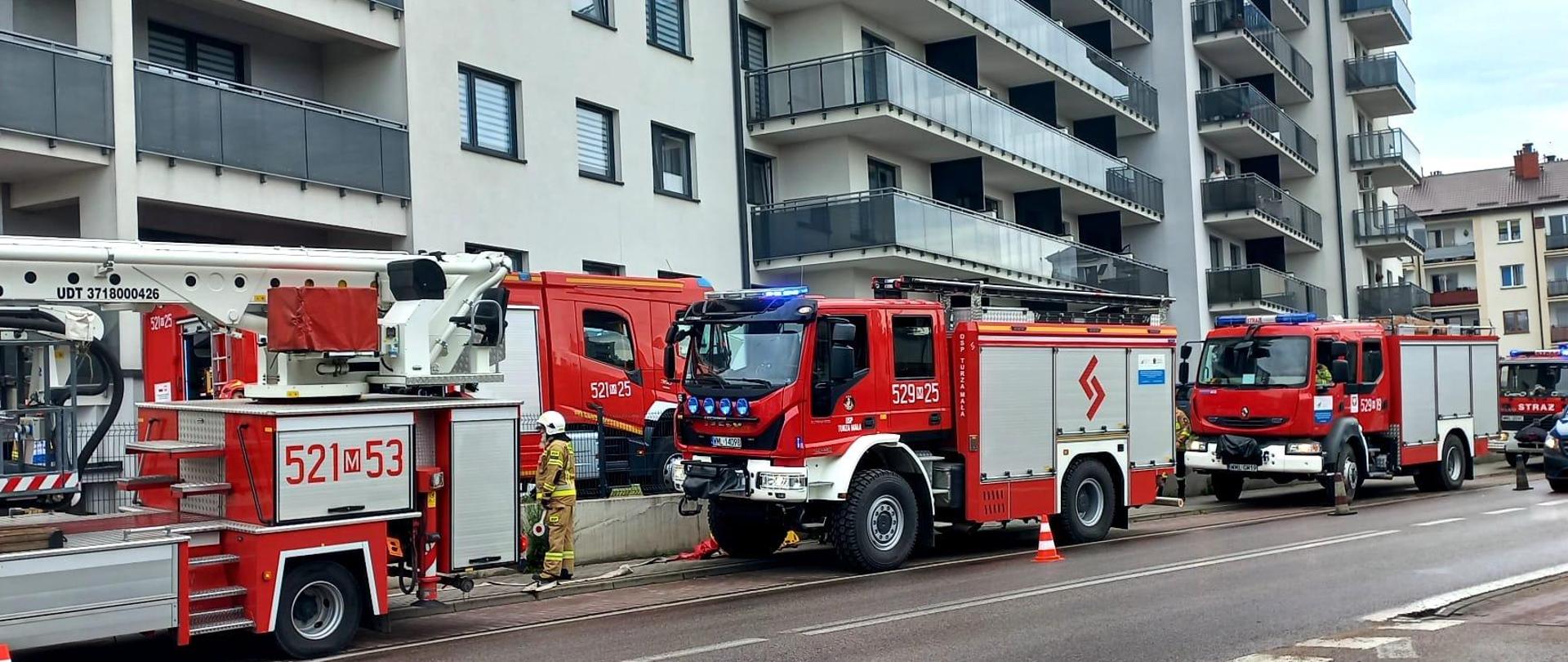 Ćwiczenia jednostek ochrony przeciwpożarowej w budynku wielorodzinnym w Mławie