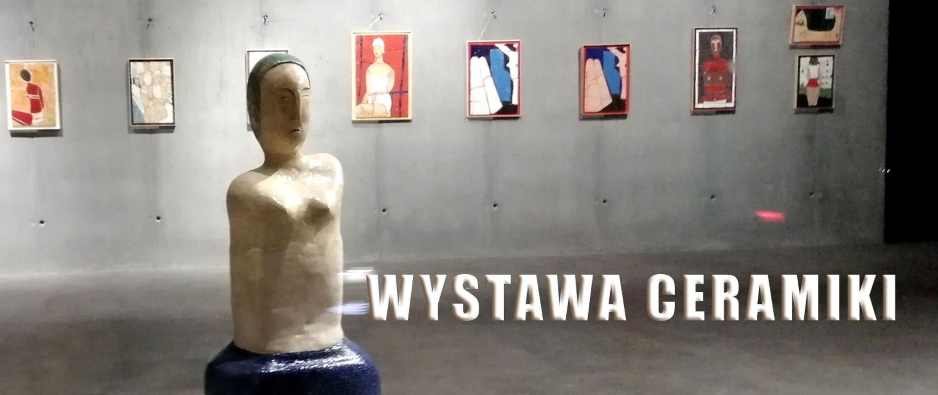 wnętrze galerii z ceramikami, napis wystawa ceramiki