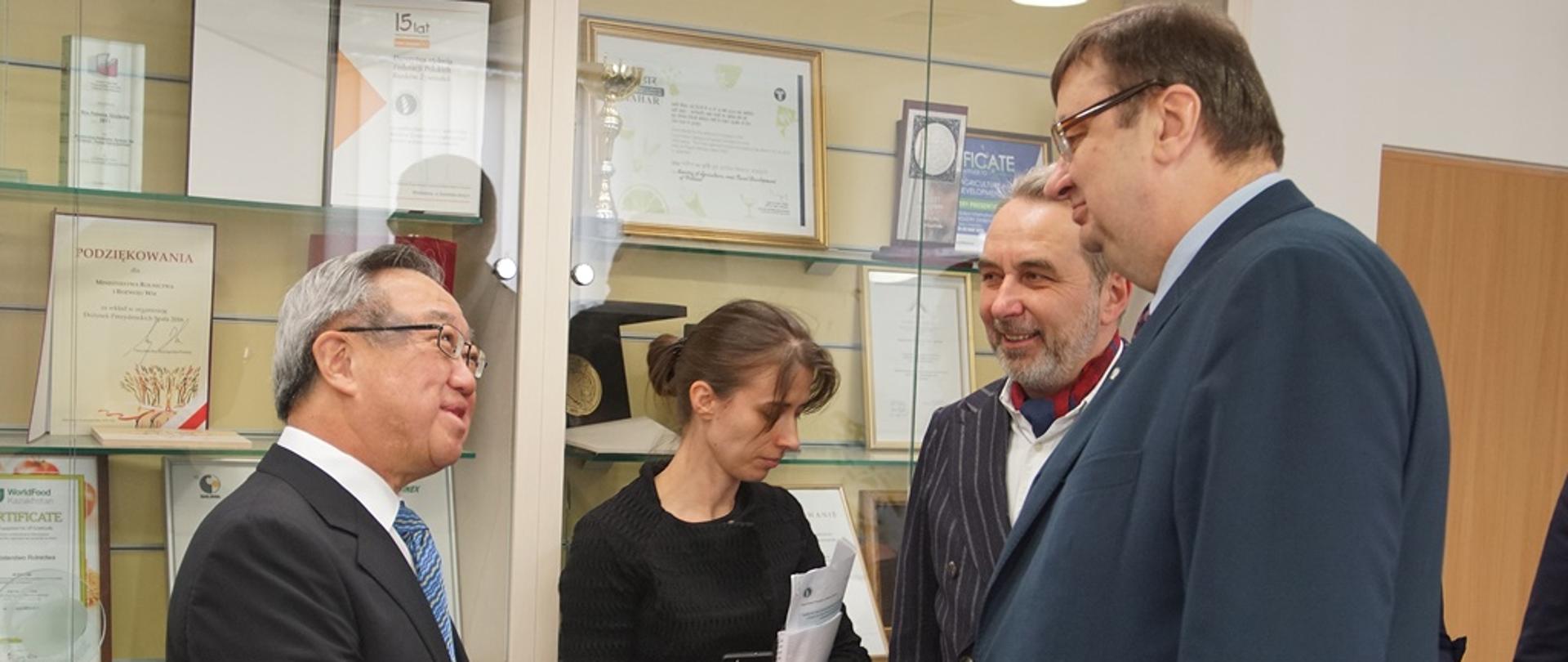 Sekretarz stanu Sz. Gizyński rozmawia z ambasadorem Loo Choon Yong