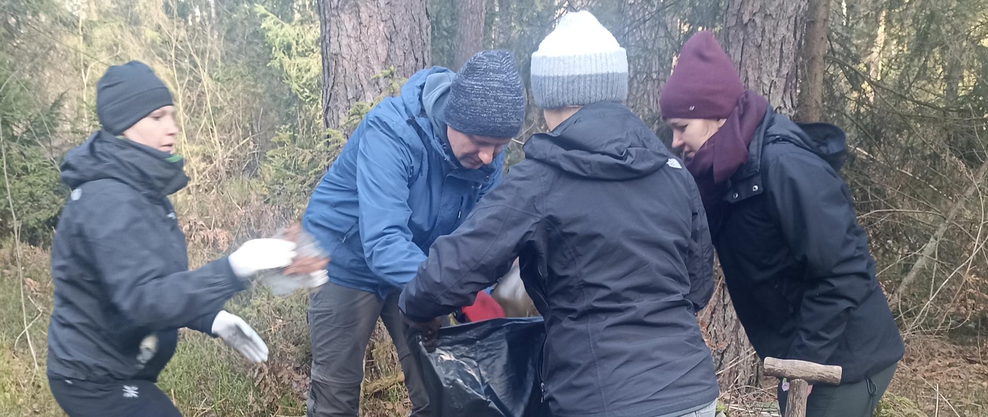 Sprzątanie rezerwatu - przyrodnicy sprzątają porzucone śmieci