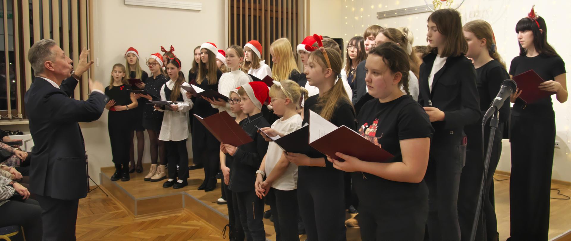występ chóru PSM pod dyrekcją M. Michałowicza podczas "Koncertu pełnego świątecznej magii"