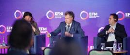 Na zdjęciu wiceminister funduszy i polityki regionalnej Jacek Karnowski w towarzystwie innych uczestników spotkania na scenie w trakcie dyskusji