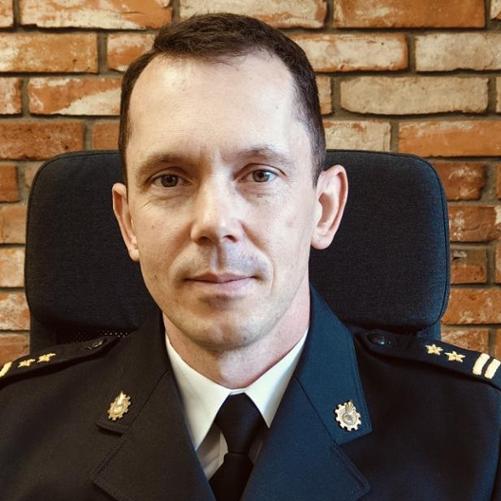 Na zdjęciu znajduje się Zastępca Komendanta Powiatowego PSP w Świeciu bryg. Michał Grugel siedzący w fotelu w swoim biurze