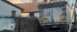 samochód ciężarowy uszkodził słup energetyczny i ogrodzenie