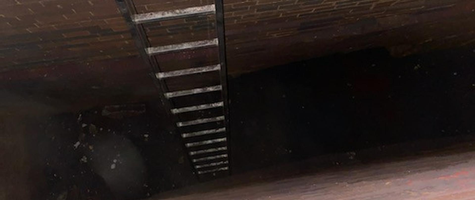 Mężczyzna w kanale spalinowy pieca walcowniczego