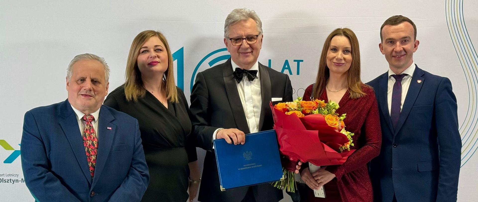 Port Lotniczy Olsztyn-Mazury: przedstawiciele Warmińsko-Mazurskiego Urzędu Wojewódzkiego w Olsztynie wraz z prezesem Portu Lotniczego Olsztyn-Mazury podczas uroczystości.