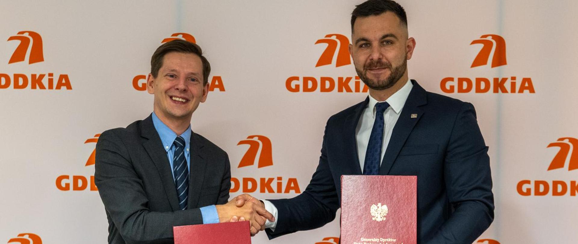 Drogocenna krew, Dyrektor Narodowego Centrum Krwi i Generalny Dyrektor Dróg Krajowych i Autostrad wymieniają się dokumentami w związku z podpisanym porozumieniem