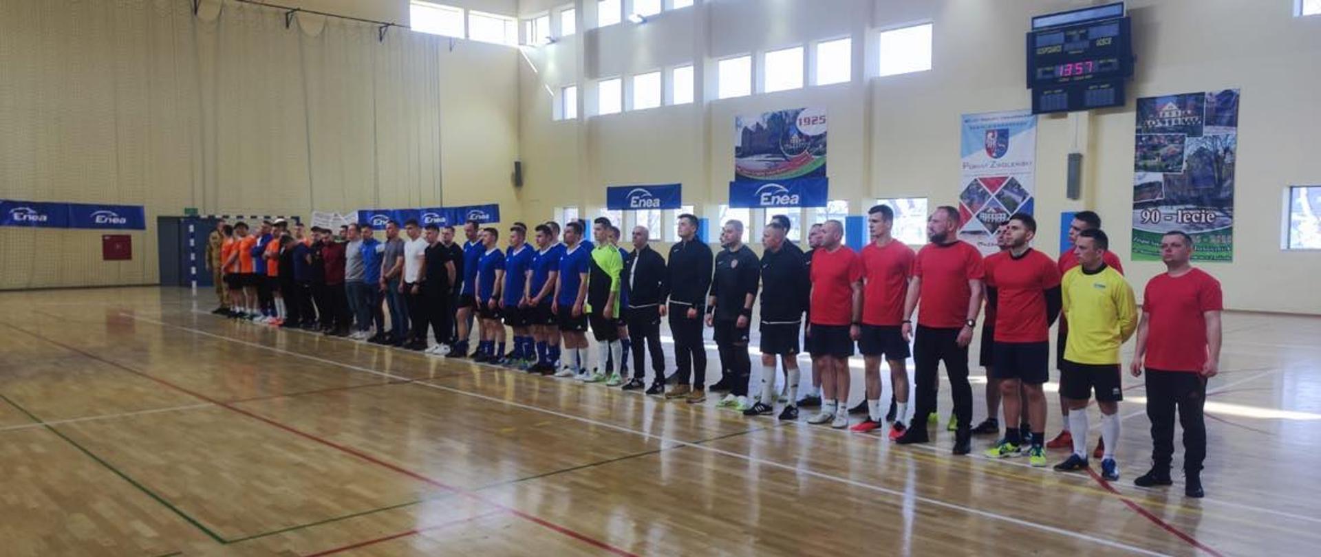 wszystkie drużyny turnieju na hali sportowej