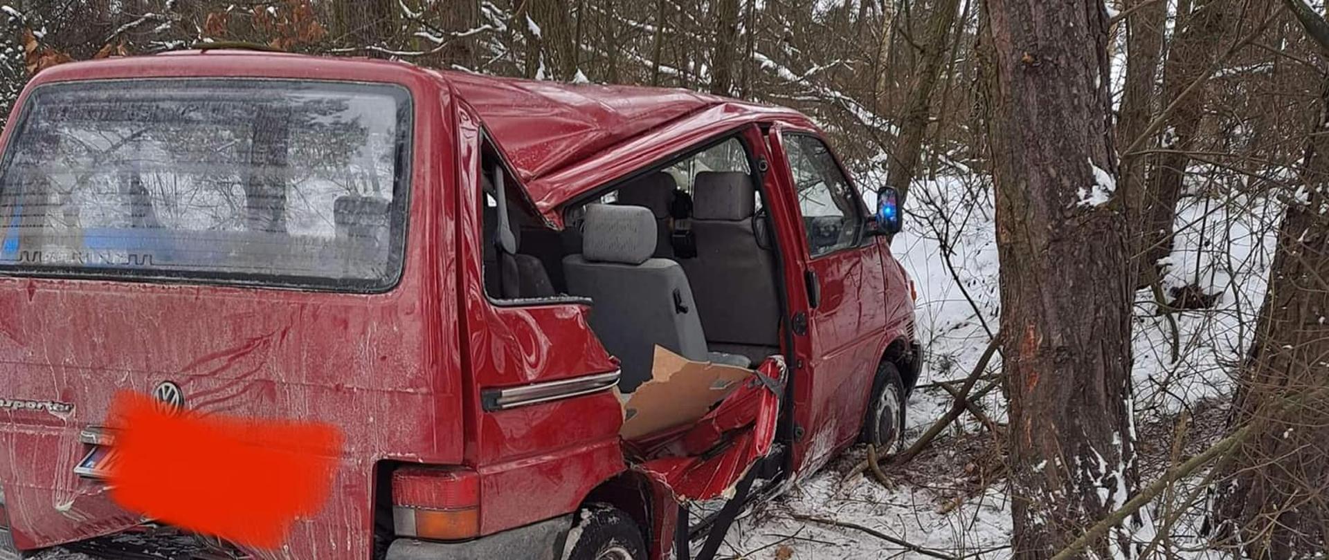 Zdjęcie przedstawia wypadek samochodu do przewozu osób. Pojazd marki Volkswagen Transporter T4 uderzył w drzewo. 