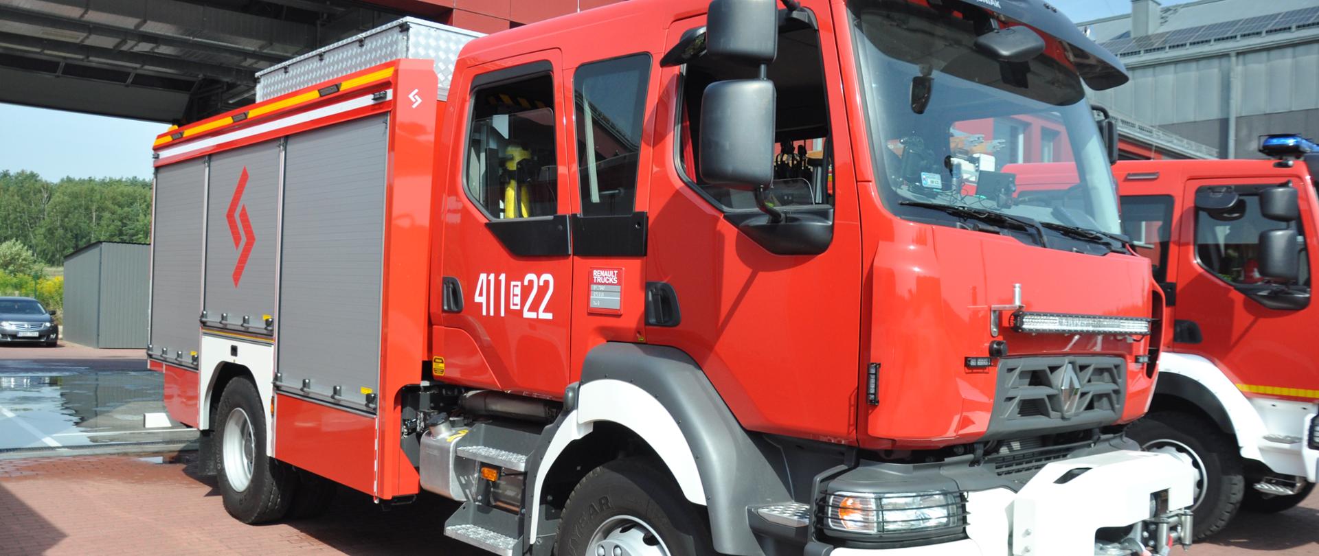 Samochód ratowniczo gaśniczy marki Renault na parkingu przed budynkiem KP PSP w Brzezinach