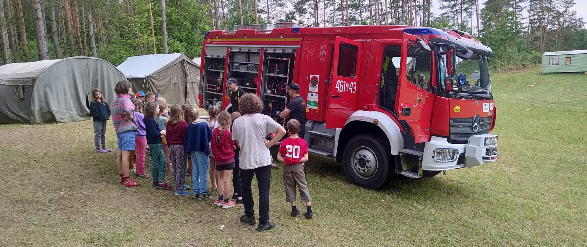 Ratownicy ze straży pożarnej w Sejnach podczas kontroli letnich obozów wypoczynkowych pod namiotami.