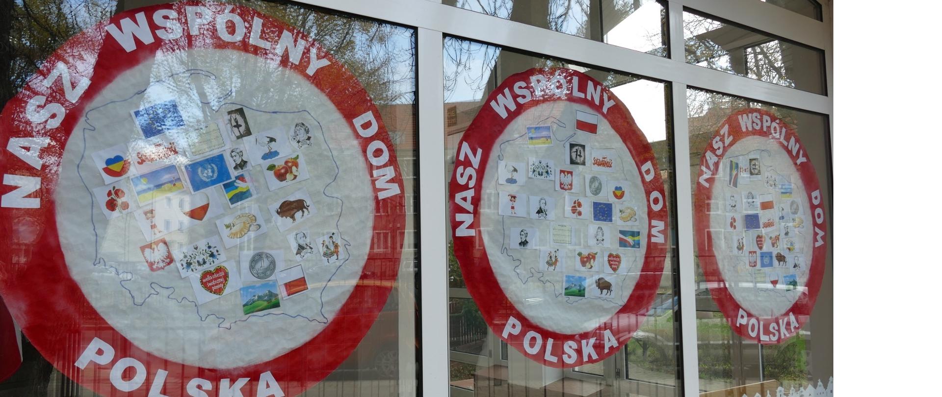 Święto Niepodległości w naszej szkole Białoczerwone kotyliony z narysowanymi konturami polski w środku zamocowane na szybie w wejściu głównym do szkoły 