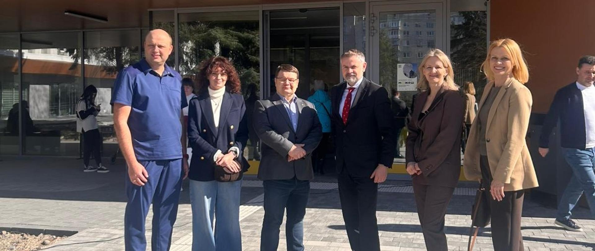 Wizyta wiceministra Grzegorza Wrony w Centrum Rehabilitacyjnym UNBROKEN we Lwowie. Uczestnicy polskiej delegacji stoją przed budynkiem. 