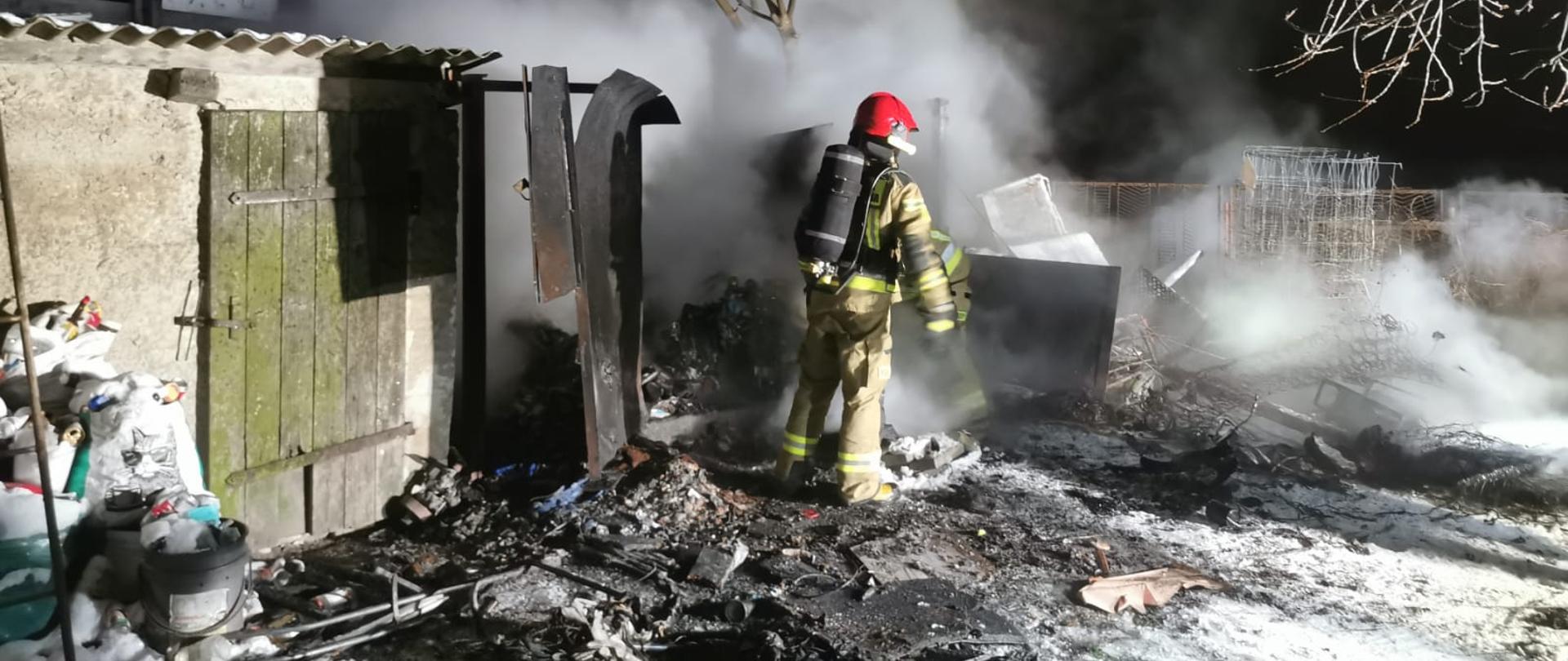 Na zdjęciu widać strażaka podczas działań gaśniczych 