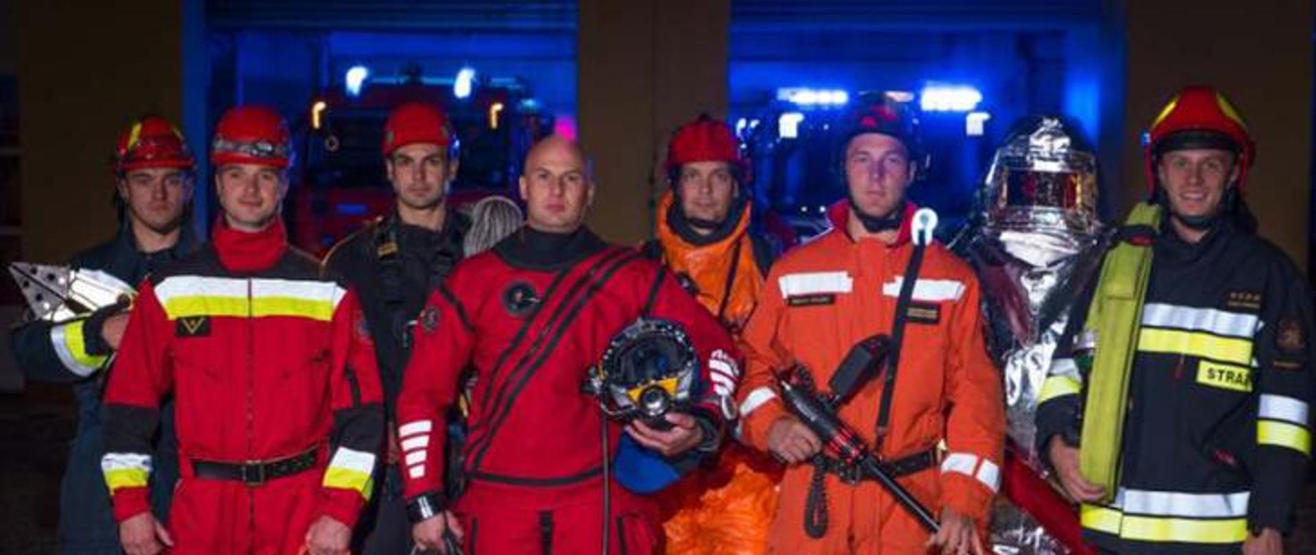 Zdjęcie przedstawiające strażaków