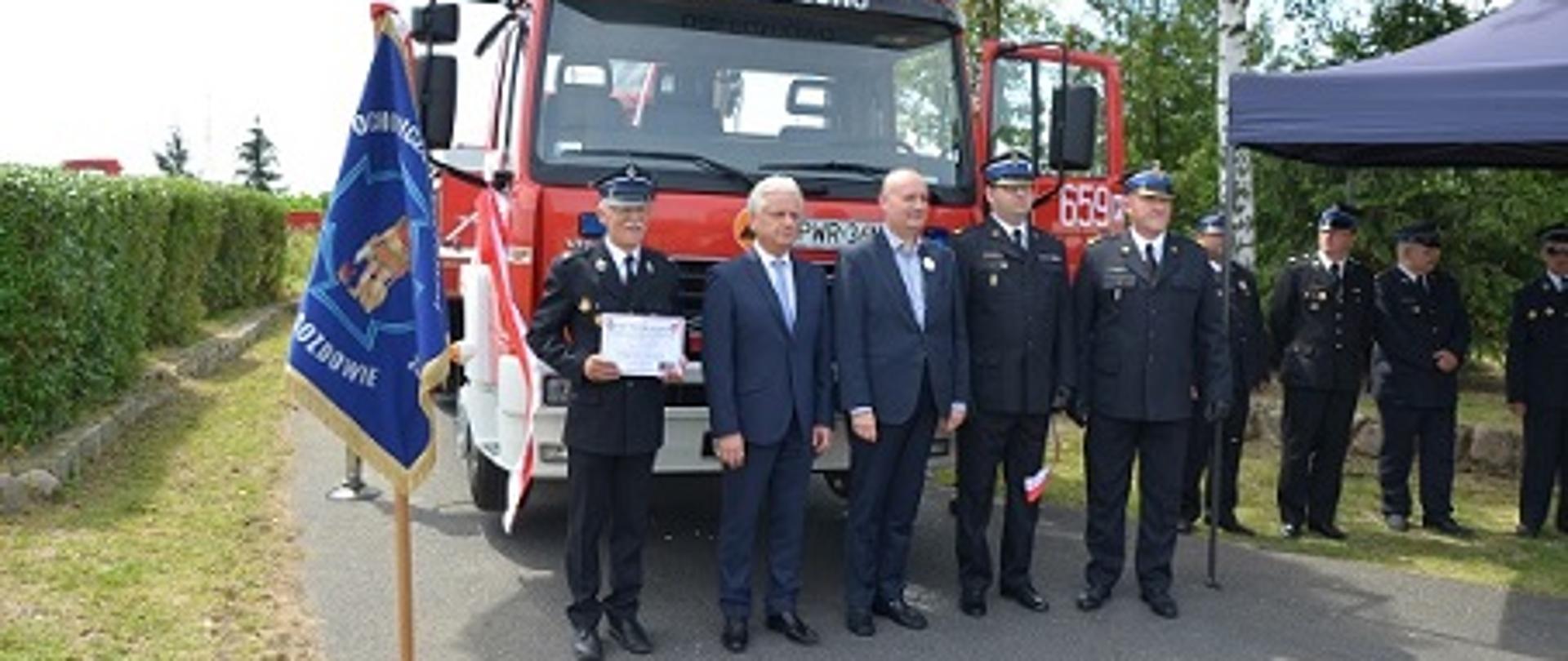 Delegacja stojąca na tle nowego wozu bojowego