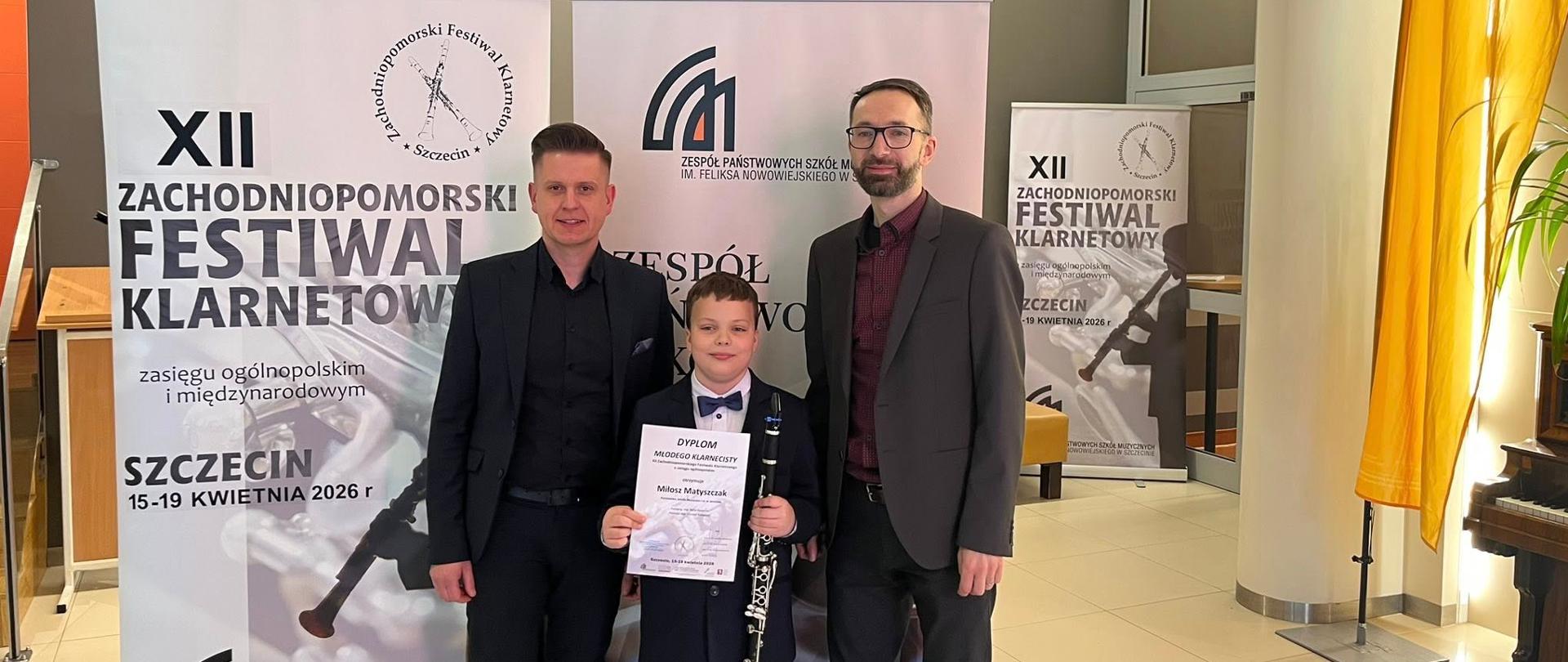 Zdjęcie przedstawia nauczycieli wraz z uczniem podczas XII Zachodniopomorskiego Festiwalu Klarnetowego