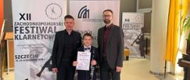 Zdjęcie przedstawia nauczycieli wraz z uczniem podczas XII Zachodniopomorskiego Festiwalu Klarnetowego