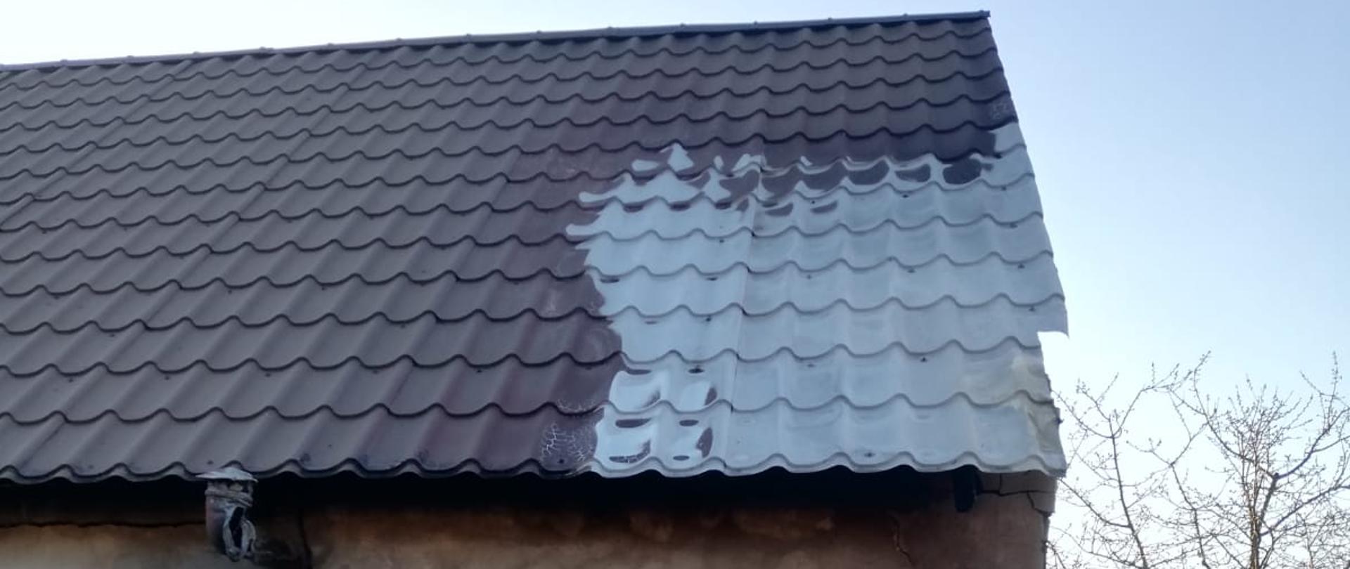 Na zdjęciu budynek z widocznymi oznakami pożaru