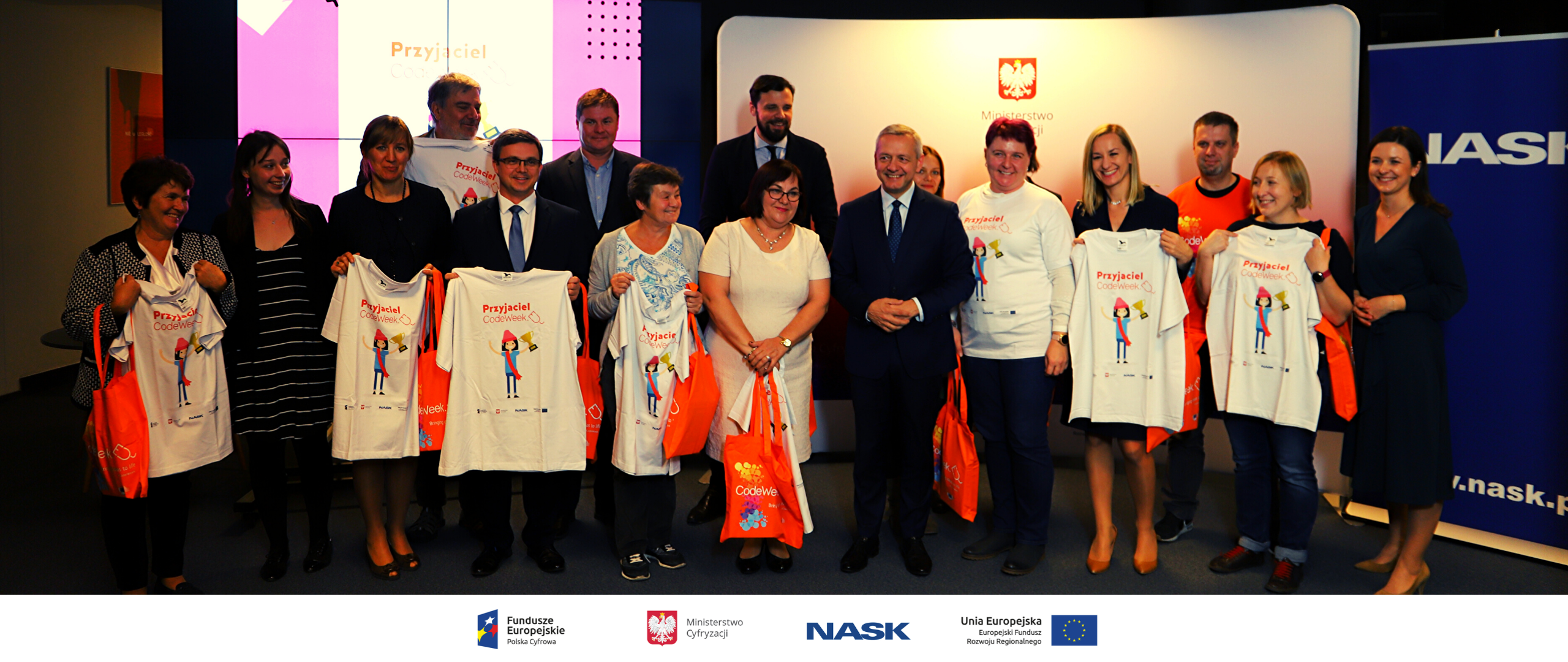 Minister w otoczeniu osób najbardziej zaangażowanych w CodeWeek2019