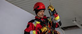 Ratownik podczas stosowania technik alpinistycznych.