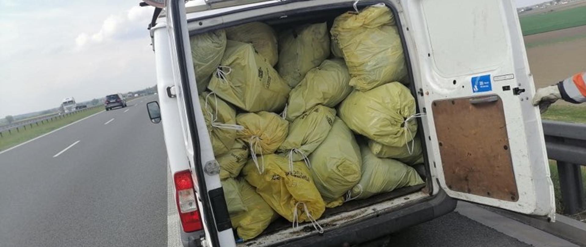 Droga ekspresowa S5, Rejon Wołów - pojazd służby drogowej wypełniony zebranymi śmieciami