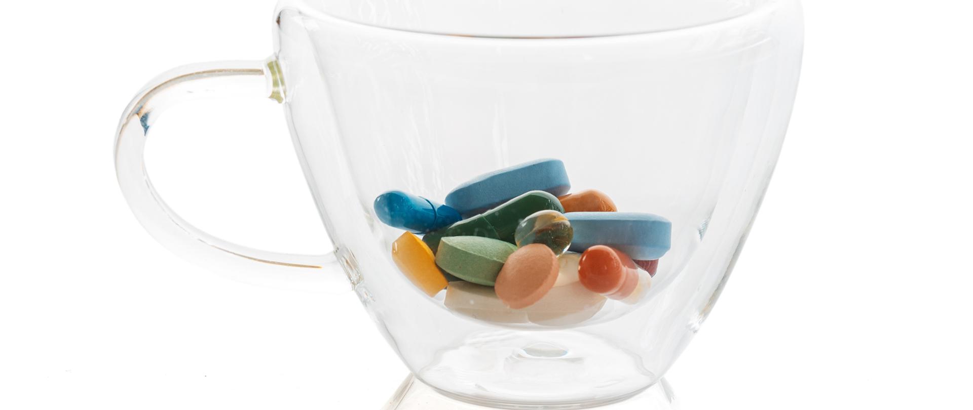 Kolorowe tabletki w szklanej filiżance