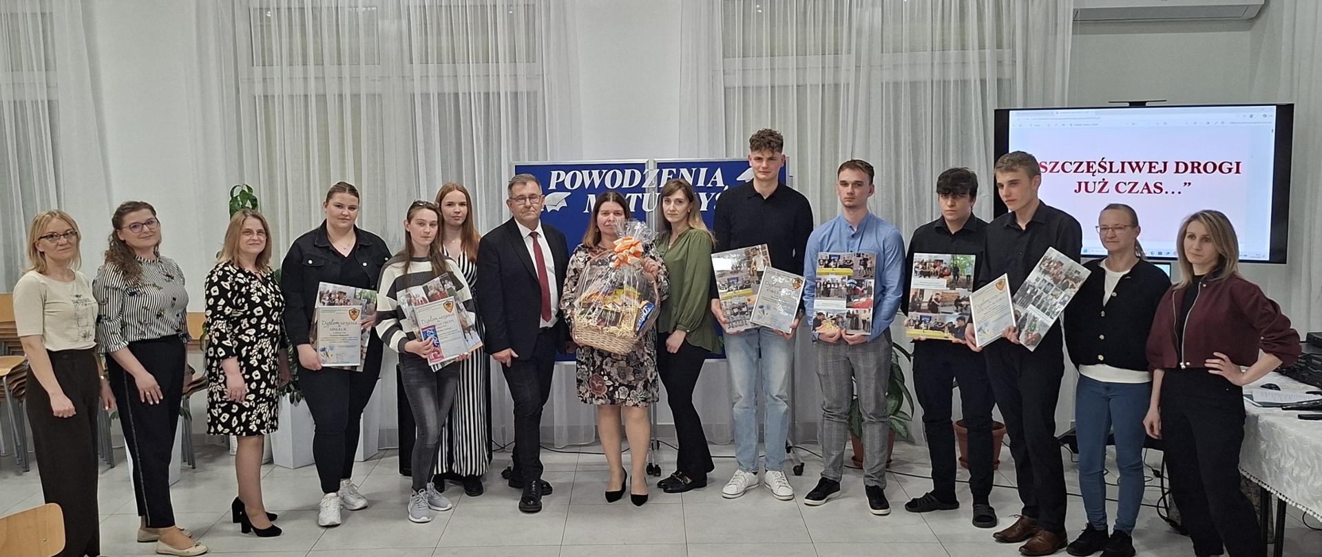Zdjęcie nr 6 – maturzyści wraz z wychowawcami internatu.