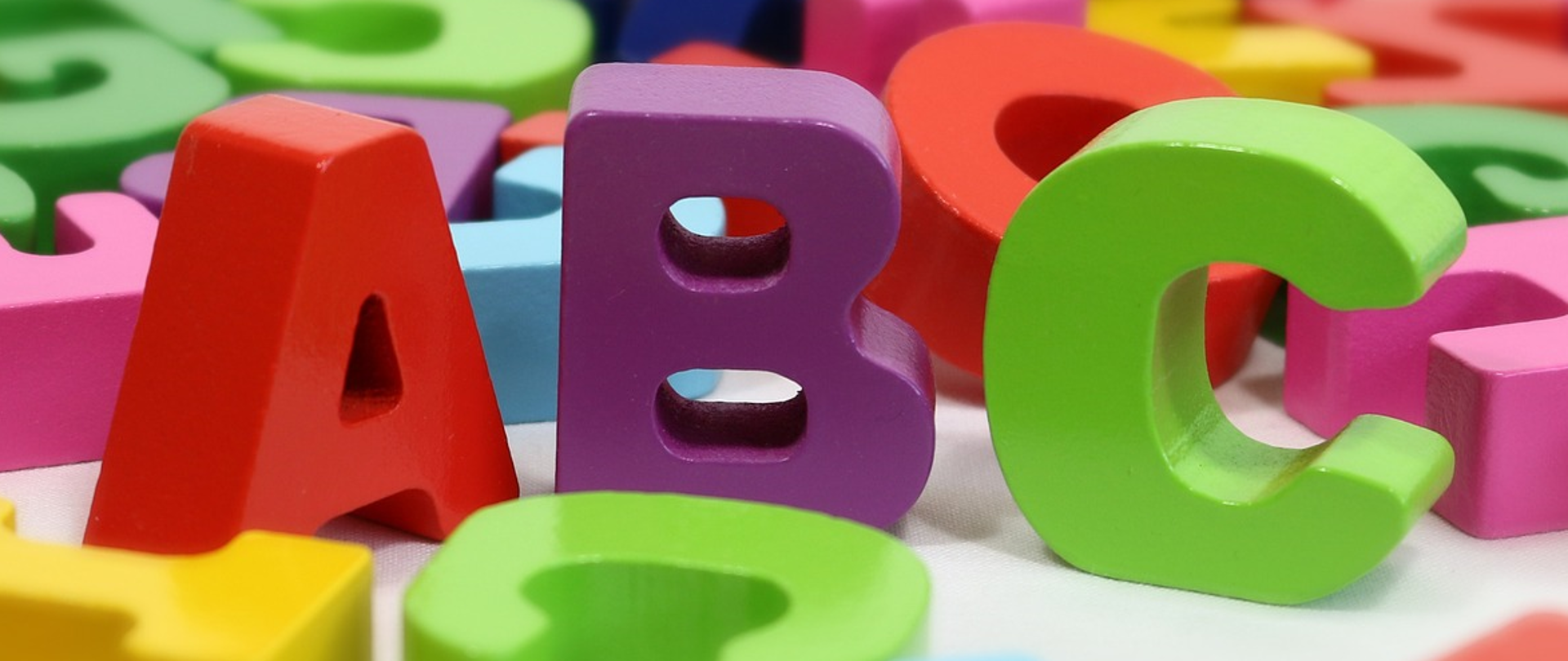 na zdjęciu znajdują się litery alfabetu ABC