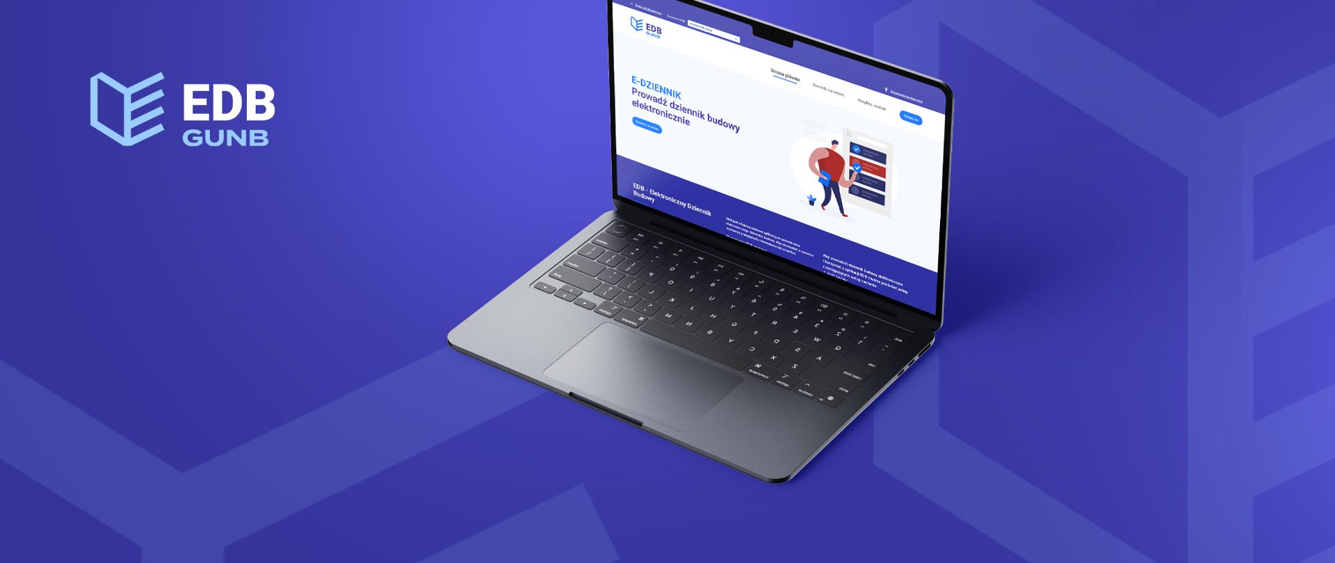 Laptop wyświetlający stronę internetową EDB GUNB (Elektroniczny Dziennik Budowy) na niebieskim tle z logotypem aplikacji po lewej stronie.
