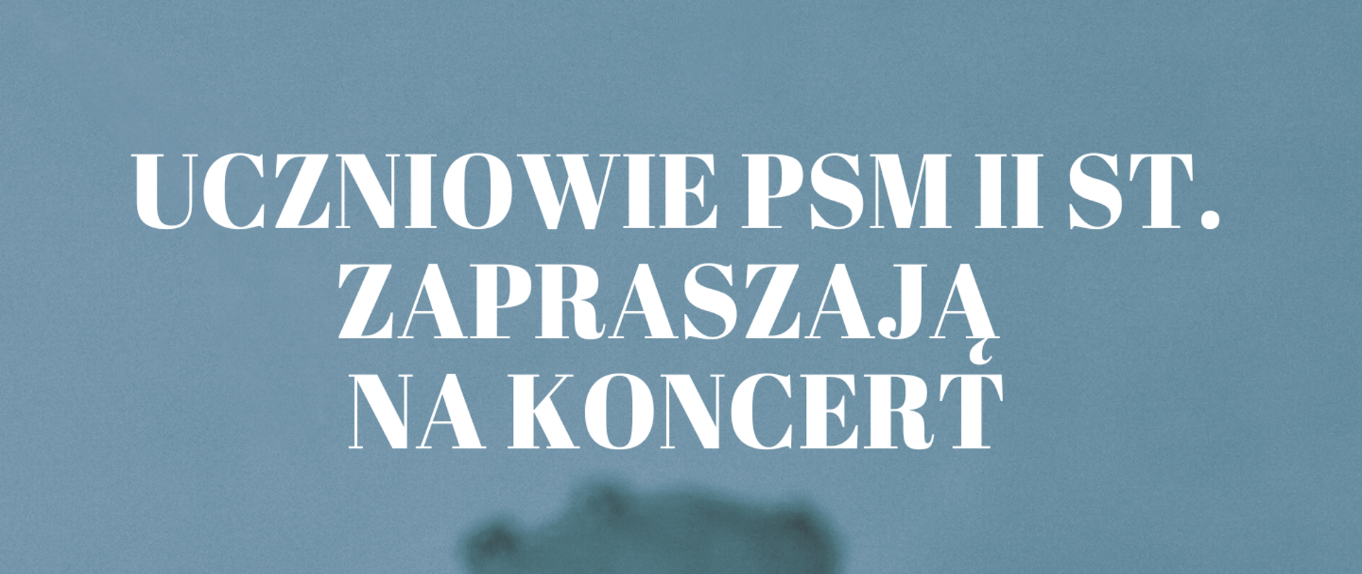 Plakat z wydarzeniem - informacja, że uczniowie PSM II st. zapraszają na koncert, który odbędzie się w dniu 13 kwietnia 2023r. o godz. 16:30 w auli szkoły, następnie wymieniono nazwiska wykonawców oraz akompaniatora - wiadomość ta jest zapisana białym kolorem i znajduje się na niebieskim tle na którym też umieszczono fragment skrzypiec; poniżej na brzoskwiniowym pasku czarnym kolorem wypisano kompozytorów których utwory wykonają uczniowie 