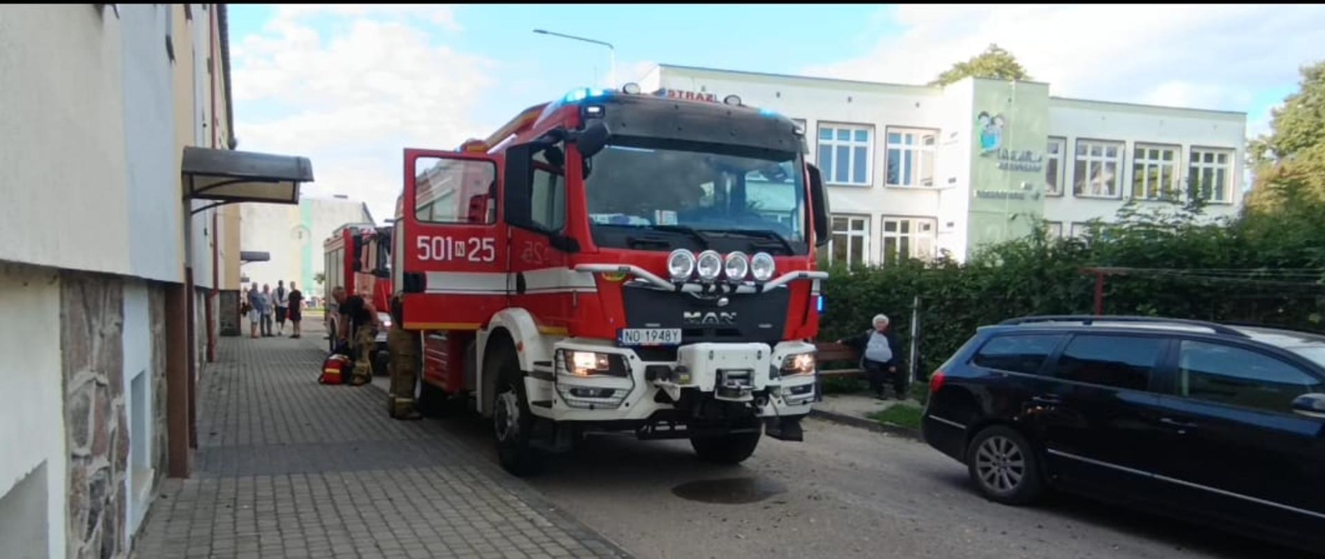 Zastęp JRG PSP w NIdzicy przy budynku na ul. Rataja