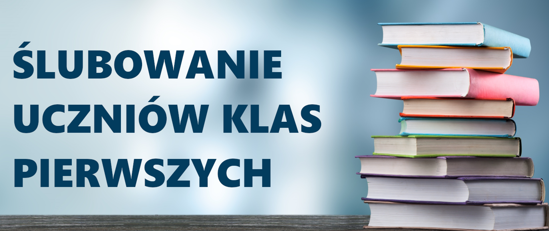 Tekst o treści "Ślubowanie uczniów klas pierwszych" w kolorze granatowym oraz stos książek po prawej stronie grafiki.