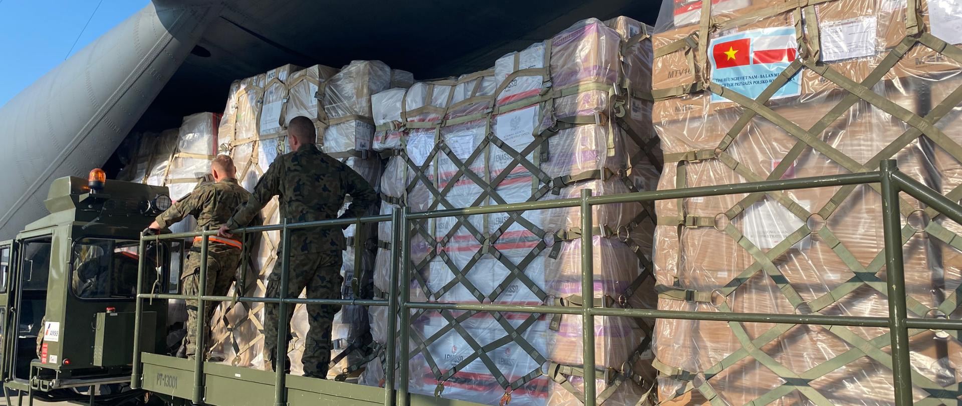 Załadunek sprzętu medycznego oraz środków ochrony osobistej do Wietnamu